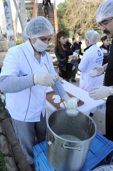 Antalya Büyükşehir Belediyesi, Üniversite Öğrencilerine Sabah Çorbası Dağıtıyor