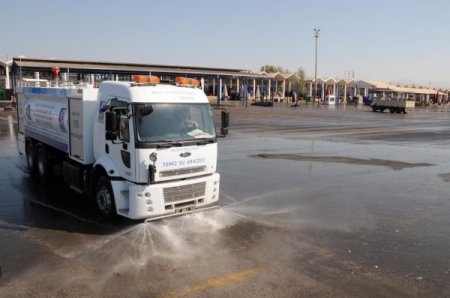 Antalya Büyükşehir Belediyesi ekipleri toptancı halini baştan sona yıkadı