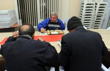 Antalya Büyükşehir Belediyesi sokakta yaşayanlara kucak açtı