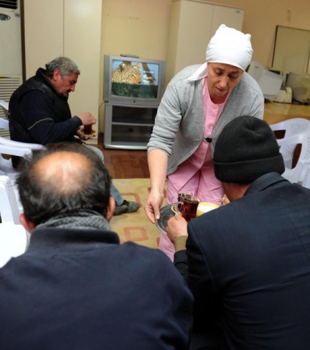 Antalya Büyükşehir Belediyesi sokakta yaşayanlara kucak açtı