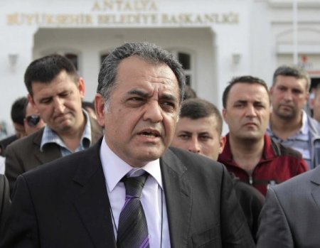 Antalya Büyükşehir Belediyesi'nde çalışan güvenlikçiler maaş eylemi yaptı