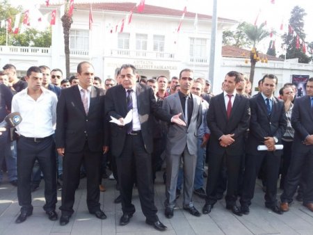 Antalya Büyükşehir Belediyesi'nde çalışan güvenlikçiler maaş eylemi yaptı