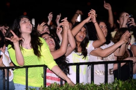 Antalya Gençlik Şenliği Gökhan Türkmen konseriyle başladı