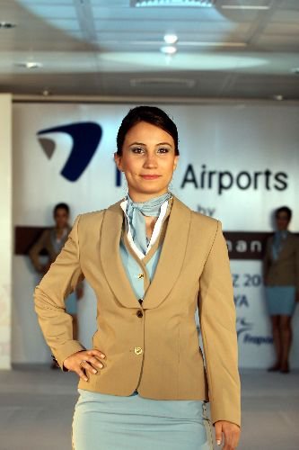Antalya Havalimanı Personeli Dilek Hanif İmzalı Üniformalarının Tanıtımında Mankenlik Yaptı