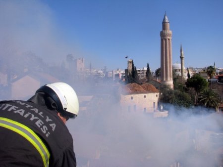 Antalya Kaleiçi’nde Yangın Paniği