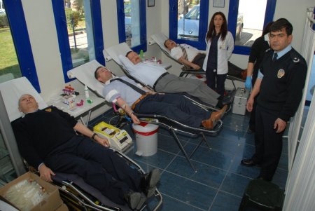 Antalya polisi kan bağışladı