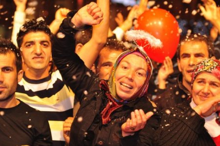 Antalya Yeni Yıla Köpük Ve Havai Fişek Altında Girdi