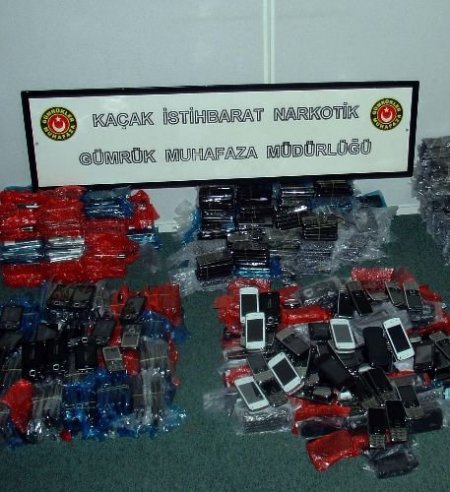 Antalya'da 1 Milyon Liralık Kaçak Cep Telefonu Ele Geçirildi