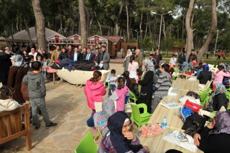 Antalya'da 100 yetim çocuğa kıyafet ve gıda yardımı