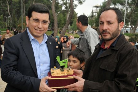 Antalya'da 100 yetim çocuğa kıyafet ve gıda yardımı