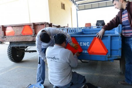 Antalya'da 200 traktör römorkuna ücretsiz reflektör takıldı