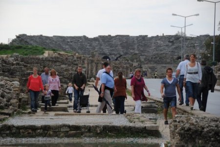 Antalya'da 340 bin Alman ve İngiliz kültür turuna çıktı