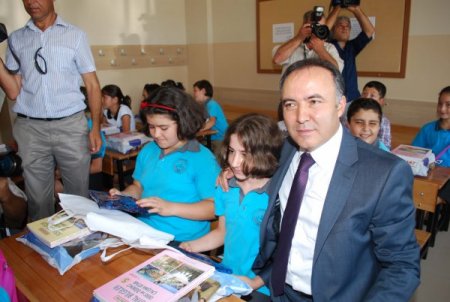 Antalya’da 410 bin öğrenci ders başı yaptı, yollar yetersiz kaldı