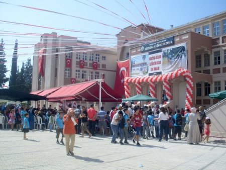 Antalya’da 410 bin öğrenci ders başı yaptı, yollar yetersiz kaldı