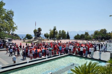 Antalya’da 44 Derece Sıcaklıkta Teröre Lanet Yürüyüşü