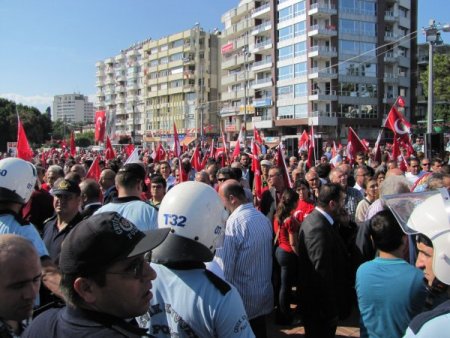 Antalya'da Atatürk Anıtı'na çelenk sunma töreni sırasında arbede
