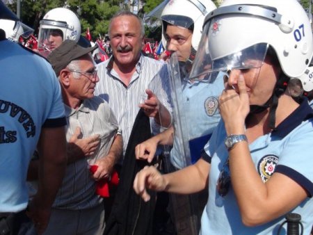 Antalya'da Atatürk Anıtı'na çelenk sunma töreni sırasında arbede
