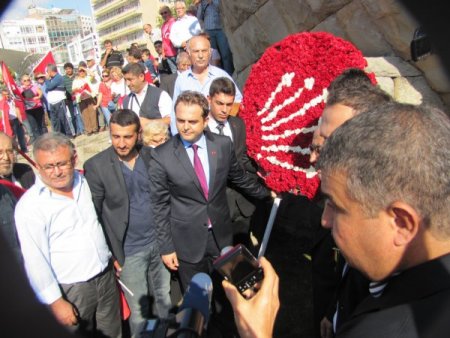 Antalya'da Atatürk Anıtı'na çelenk sunma töreni sırasında arbede