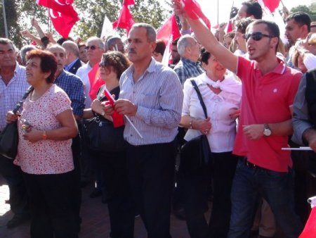 Antalya'da Atatürk Anıtı'na çelenk sunma töreni sırasında arbede