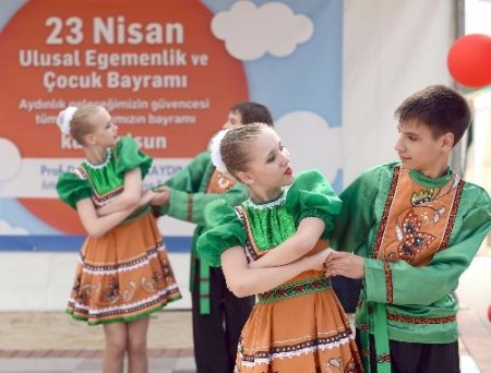 Antalya’da çocuk ve oyun şenliği büyük coşkuya sahne oluyor