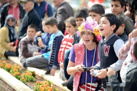 Antalya’da çocuk ve oyun şenliği büyük coşkuya sahne oluyor