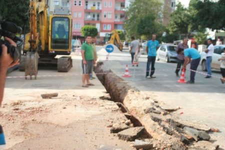 Antalya’da doğalgaz borusunun delinmesi paniğe neden oldu