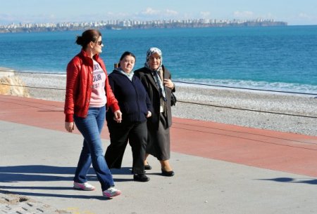 Antalya’da fırtına ve sağanak yağış yerini güneşli havaya bıraktı