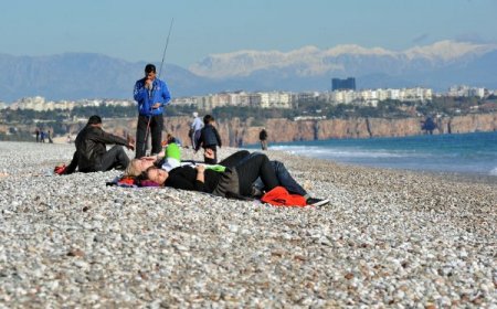 Antalya’da fırtına ve sağanak yağış yerini güneşli havaya bıraktı