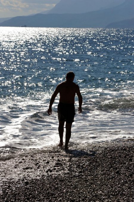Antalya’da fırtına ve sağanak yağış yerini güneşli havaya bıraktı