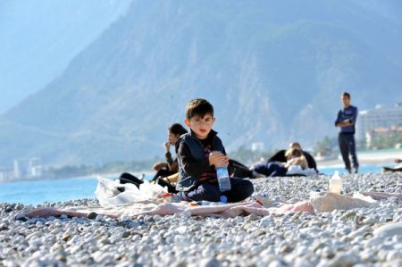 Antalya’da fırtına ve sağanak yağış yerini güneşli havaya bıraktı