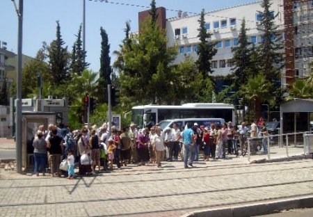 Antalya'da Halk Kart Almak İçin 35 Derece Sıcakta Saatlerce Kuyrukta Beklemek Gerekiyor