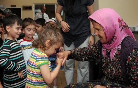 Antalya'da Kreş Öğrencileri, Huzurevini Ziyaret Etti