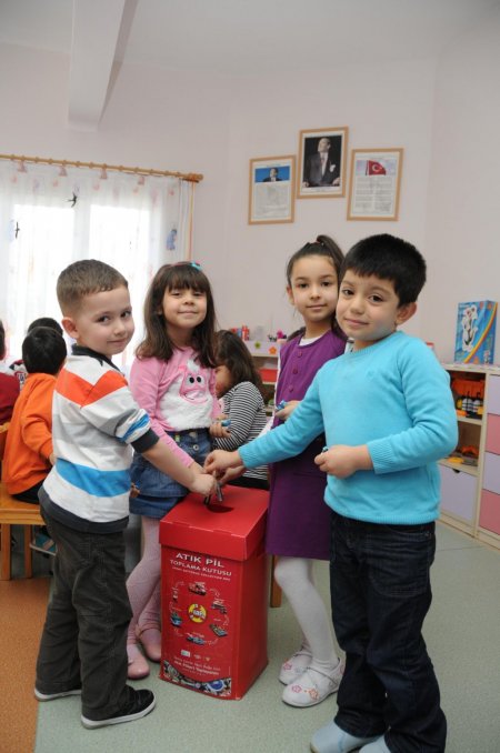 Antalya'da kreş öğrencileri 8 kilogram atık pil topladı