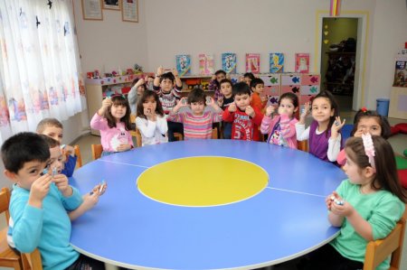 Antalya'da kreş öğrencileri 8 kilogram atık pil topladı