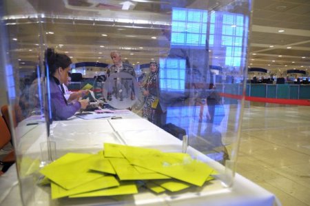 Antalya’da Oy Verme İşlemleri Başladı, Gelen Yolcu Kısmında Kuyruk Oluştu