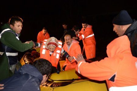 Antalya'da sel sularına kapılan araçta mahsur kalanlar kurtarıldı