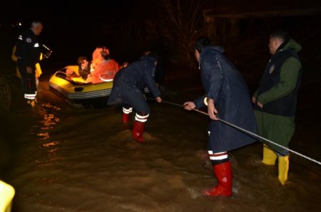 Antalya'da sel sularına kapılan araçta mahsur kalanlar kurtarıldı