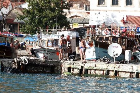Antalya'da Sıcaklık 25 Dereceye Ulaştı, Çocuklar Denize Girdi