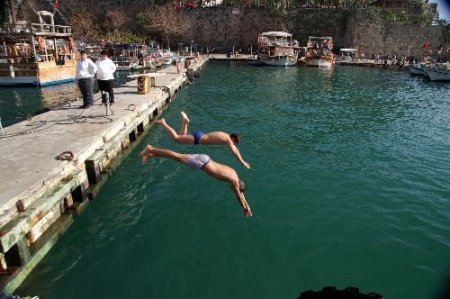 Antalya'da Sıcaklık 25 Dereceye Ulaştı, Çocuklar Denize Girdi