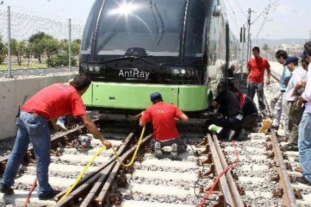 Antalya'da Tramvay Vagonu Raydan Çıktı