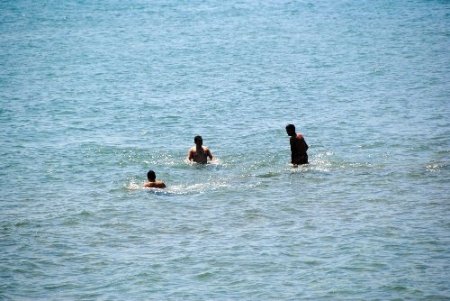 Antalya'da turistler denize girerek serinledi