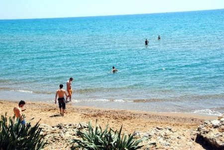 Antalya'da turistler denize girerek serinledi