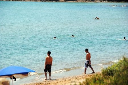 Antalya'da turistler denize girerek serinledi