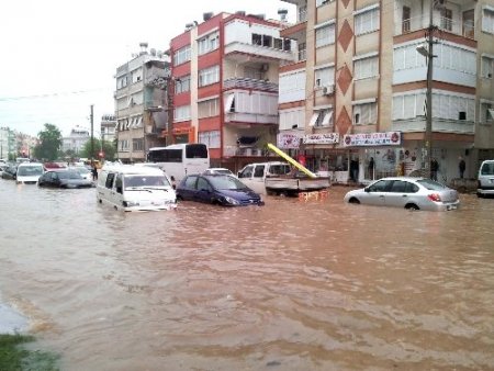 Antalya'da yağış hayatı olumsuz etkiledi