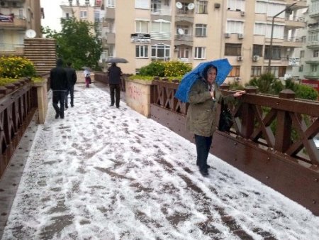 Antalya'da yağış hayatı olumsuz etkiledi