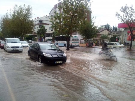 Antalya'da yollar göle döndü, okullar tatil edildi