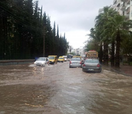 Antalya'da yollar göle döndü, okullar tatil edildi