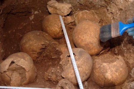 Antalya'daki Antik Kent Kazılarında 100 Kişilik Toplu Mezar Bulundu