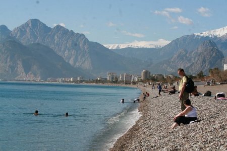 Antalyalılar Ocak Ayında Denize Girmenin Tadını Çıkardı