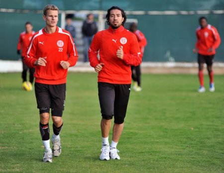 Antalyaspor 2 oyuncuyla yollarını ayırdı; transfer çalışmaları başlıyor